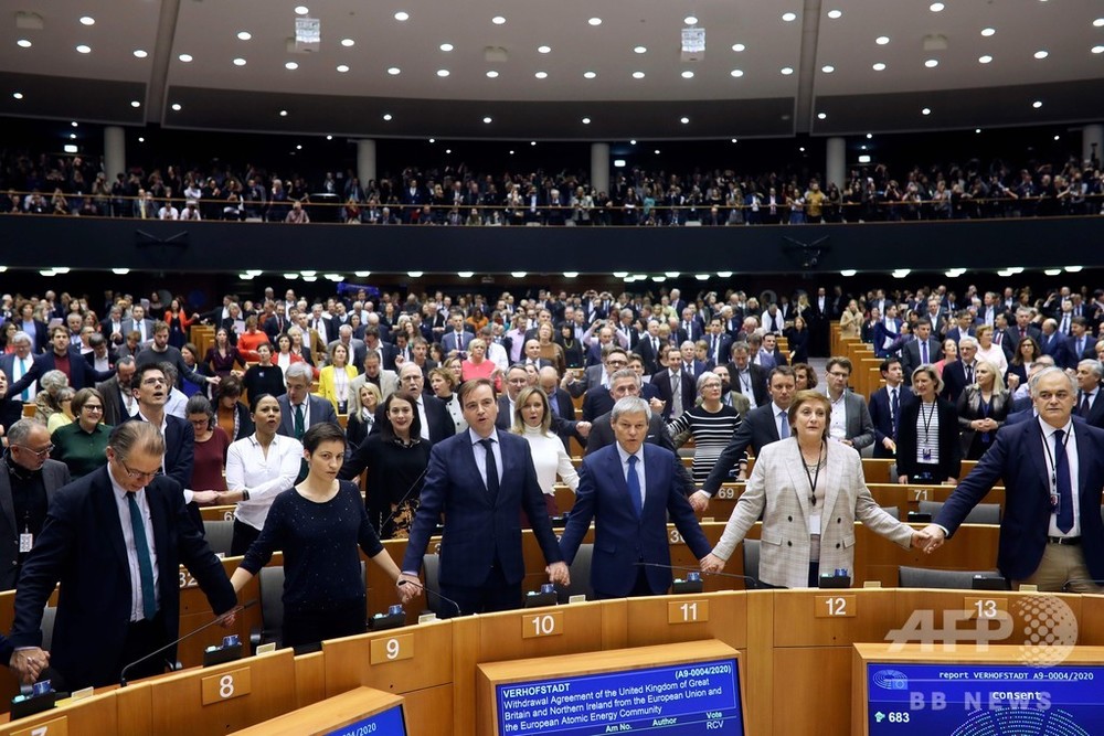 欧州議会、英EU離脱案を承認 議員らが惜別の大合唱