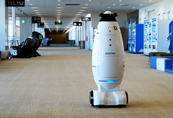 成田空港に警備ロボット導入　SEQSENSE『SQ-2』の近未来感