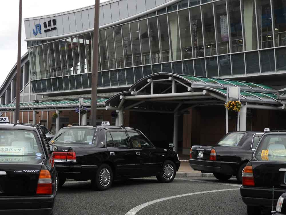 タクシー運賃値上げ　運転手不足、初乗りは値下げ 　京都の亀岡以北