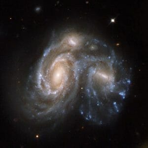 4億5000万光年先の特異銀河「Arp 272」