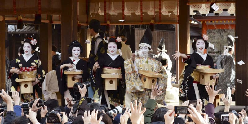 幸せ願って舞妓が豆まき　京都・八坂神社で節分祭