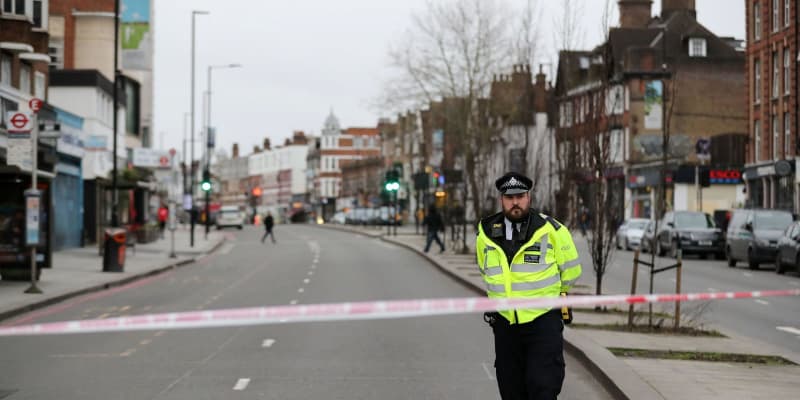 ロンドンで2人刺され負傷　警察、テロの疑いで捜査
