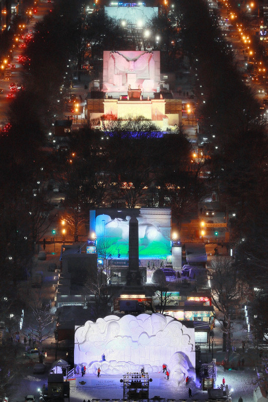 さっぽろ雪まつり4日開幕　大通会場で試験点灯　幻想的な風景に観光客ら歓声