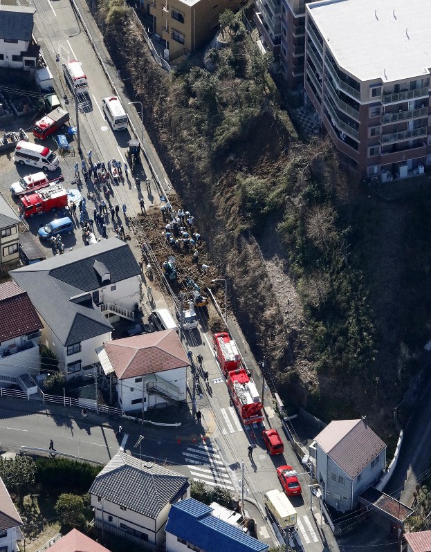 神奈川・逗子で斜面崩落　1人死亡　通行中の18歳女性か