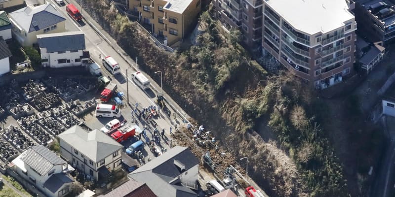 神奈川で斜面崩れ18歳女性死亡　逗子市、道路に土砂
