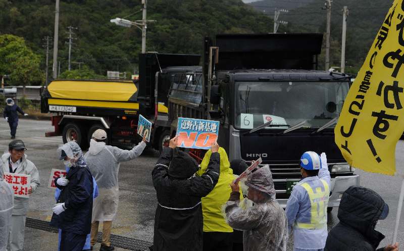 辺野古新基地：トラック257台分の土砂が搬入　陸と海上で抗議続く