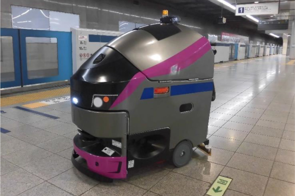 新宿駅に「京王ライナー」風の自律掃除ロボ導入。車内BGMを鳴らし床掃除