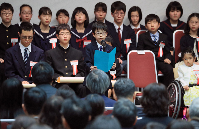 石黒琉翔さんに内閣総理大臣賞　青少年読書感想文全国コンクール表彰式