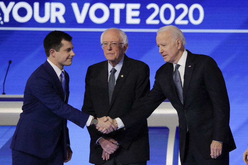 先行のブティジェッジ、サンダース両氏に他候補者が危機感　ニューハンプシャー州で民主党討論会