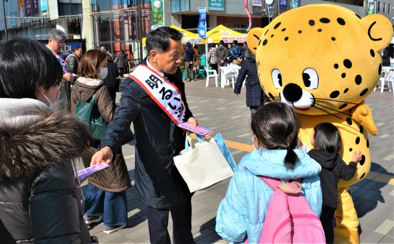 マスク配布し投票呼びかけ　神奈川・藤沢市長選9日告示 市民ら殺到「投票行きます」