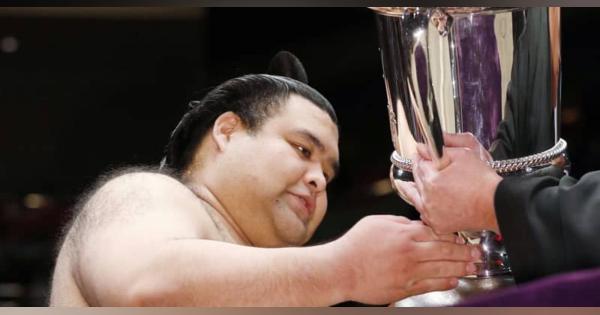 大相撲トーナメント、高安が連覇　決勝で妙義龍を押し出し
