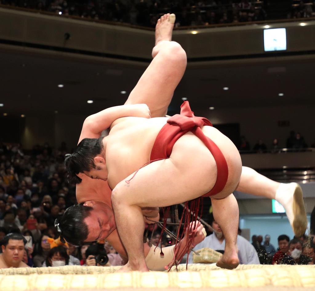炎鵬が白鵬を下す　「うれしいです」第４４回日本大相撲トーナメント