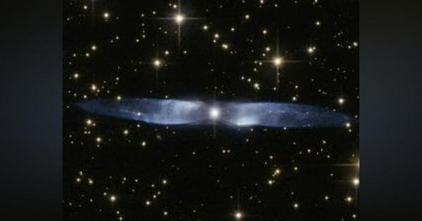 幻想的な青い翼。惑星状星雲「Hen 2-437」