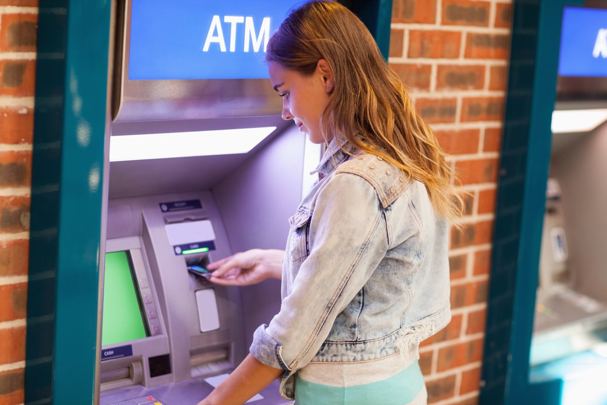 ATM利用手数料は年間3,000円超？ ATM手数料の簡単節約法