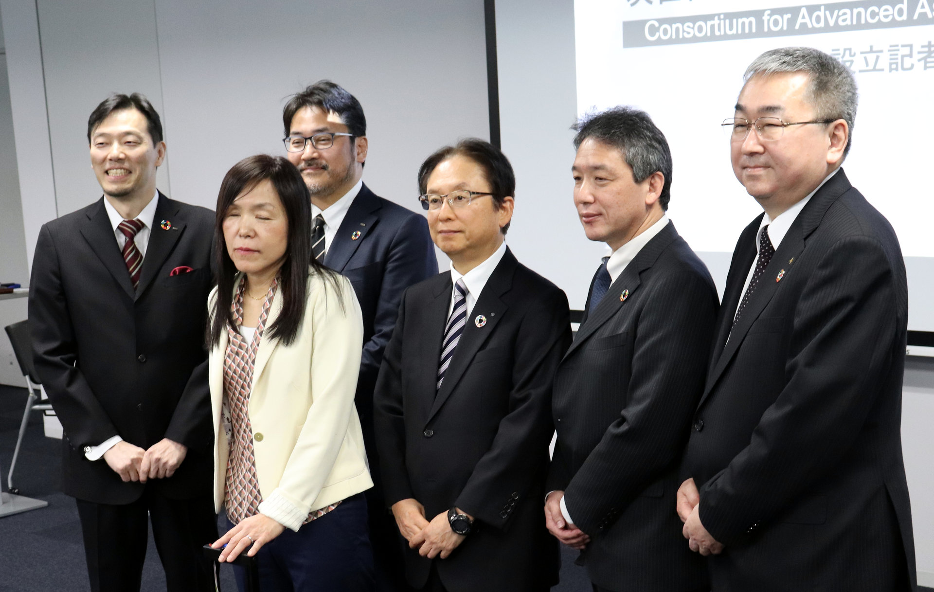 視覚障がい者を支援するAIスーツケースの共同開発を発表、日本IBMなど5社が参加