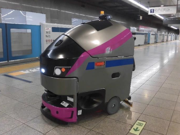電車の形をしたロボット登場！京王新宿駅の床掃除をスタート
