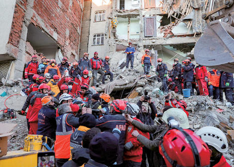 世界有数の地震多発国トルコで瓦礫と化した町