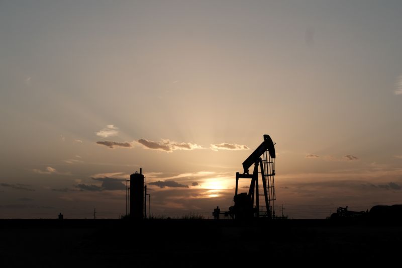 原油先物、約1年ぶり安値　中国需要減やロシアの減産決定待ち
