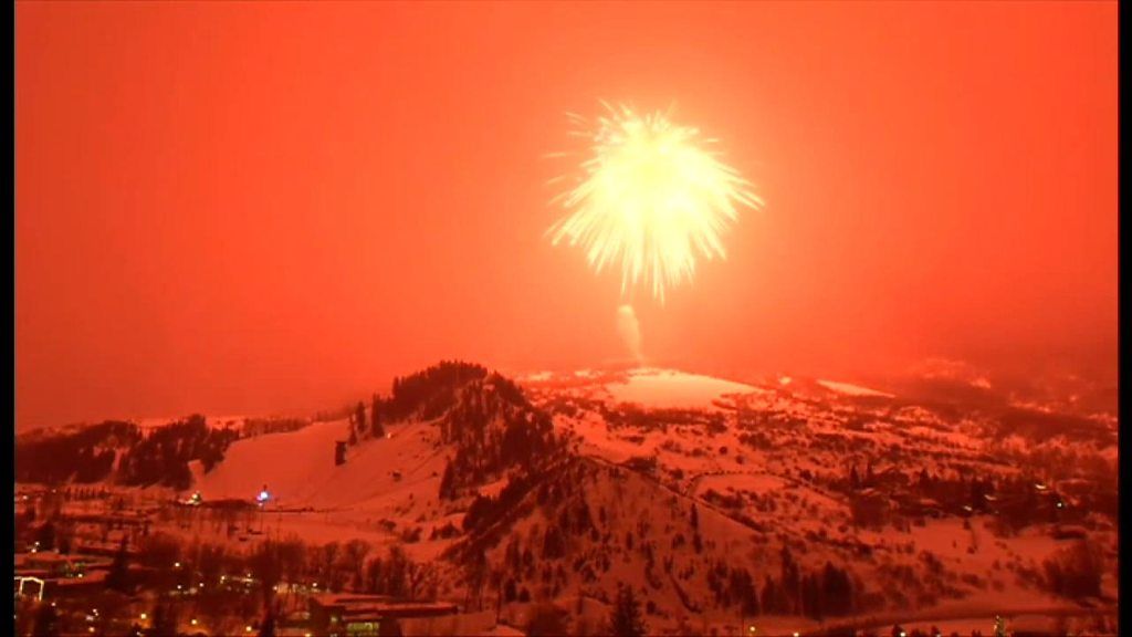 夜空が真っ赤に、世界最大の花火の打ち上げ成功　ギネス新記録