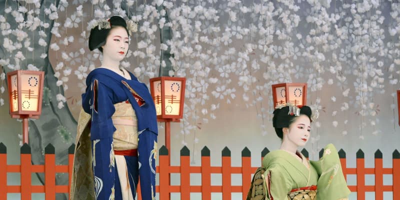 舞妓ら華やかに衣装合わせ、京都　恒例の春公演「北野をどり」