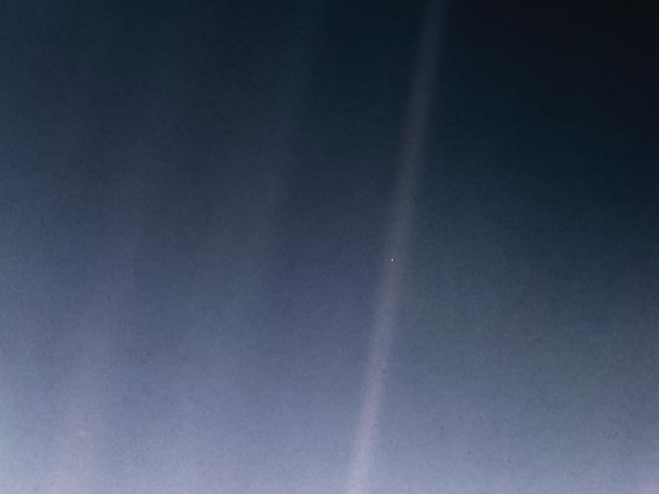 30年前ボイジャーが撮影した最も孤独な地球、「ペイルブルードット」が再公開！