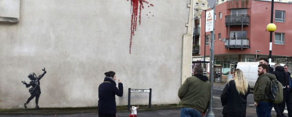 バンクシー、英の出身地で新作　バレンタイン前に壁画出現