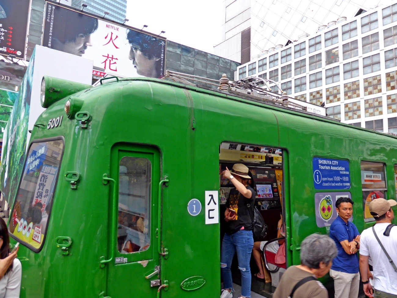 「渋谷駅前の電車を秋田に移設」に賛否両論―― 一体なぜ？