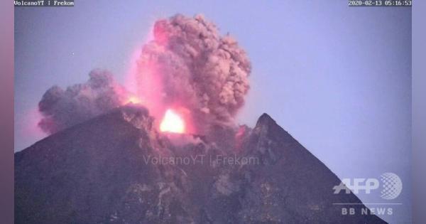 動画：インドネシア・ムラピ山が噴火、溶岩流出
