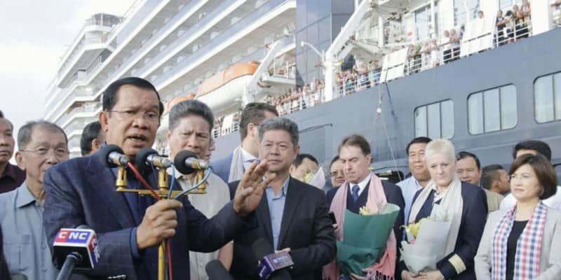 カンボジアで乗客400人が下船　香港発のクルーズ船、首相出迎え