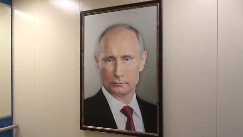 エレベーターにプーチン大統領の肖像　住民の反応は？