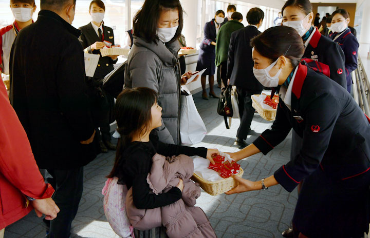 JAL、羽田でバレンタインイベント　マスク着用でチョコ配布
