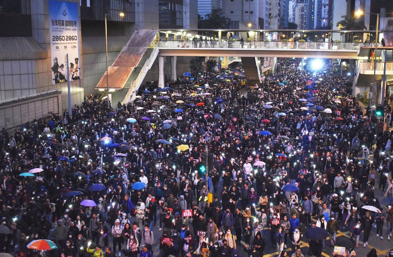 デモに新型肺炎追い打ち　香港経済、逆風続く　10年ぶりマイナス成長