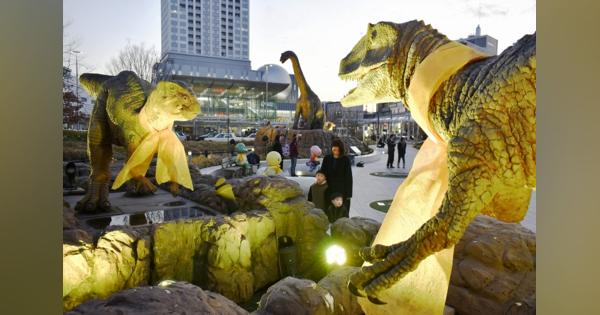 福井駅西口の恐竜、ゴールドに輝く