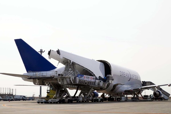 巨大貨物飛行機、ドリームリフターの機内を公開…MINIなら80台？