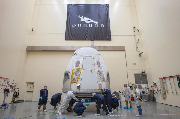 SpaceXのCrew Dragonが最初の有人飛行に備えてフロリダへ移動