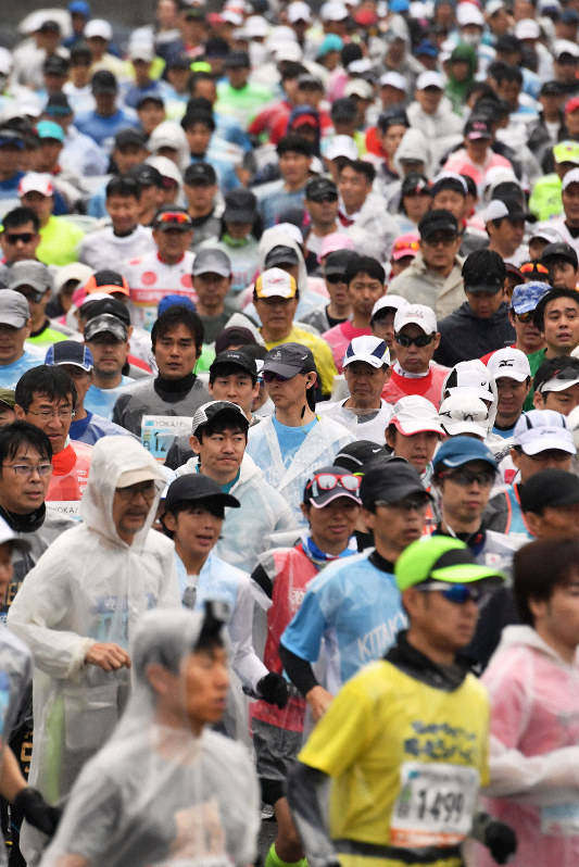 北九州マラソン　雨の中、1万2031人　新型コロナ、スタッフにマスク