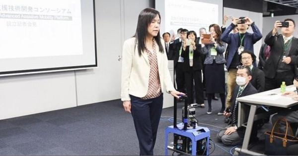 「AIスーツケース」が目的地まで誘導する未来。視覚障がい者の移動支援ロボットを開発へ