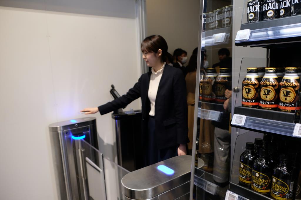 ローソン「レジなし」店舗実験を公開　川崎の富士通事業所内で