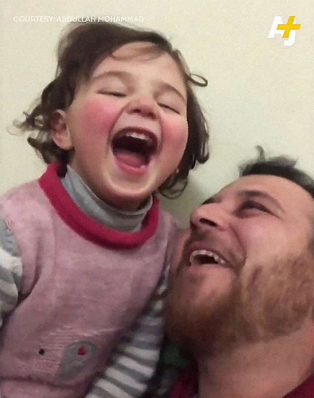 内戦続くシリア　空爆を「ゲームだから笑って」と父、笑顔の娘　動画が世界中で反響