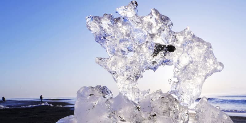 氷の「宝石」が海岸覆う、北海道　十勝川河口近く、朝日浴びて輝き