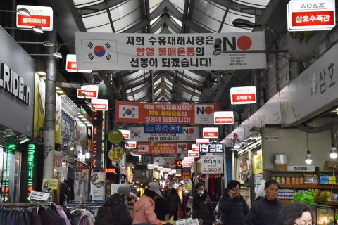 ＜日韓のいま　「関係悪化」の実像＞中　不買運動、裏に安倍批判