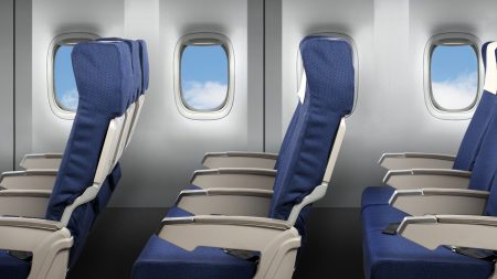 飛行機で座席をリクライニングしたら、“座席を9回パンチ”された！ | 知っておきたい「機内でのリクライニングのマナー」