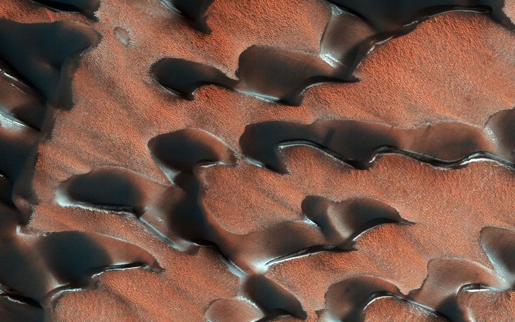 冬の火星から届いた“アート作品”のような美しい光景：今週の宇宙ギャラリー