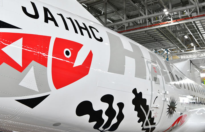 サケや利尻昆布で北海道を表現　写真特集・HAC ATR42-600初号機丘珠到着（後編）