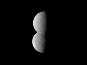 土星探査機カッシーニが捉えた「重なった衛星」や14億km先の「地球と月」