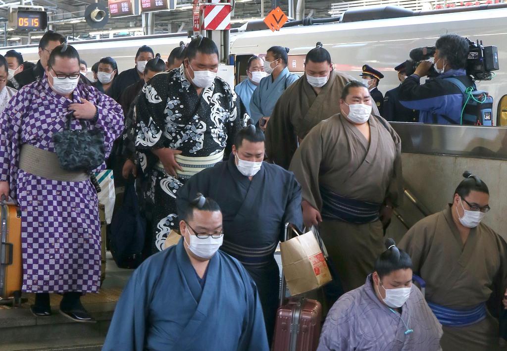 「相撲列車」が大阪入り　力士にもマスク姿目立つ