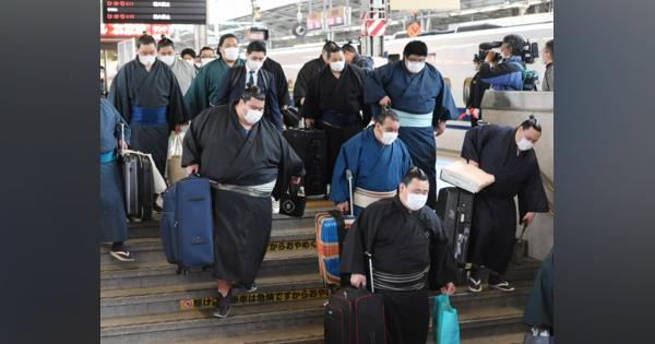 「相撲列車」で大阪到着　新型コロナ予防、マスクの力士多く