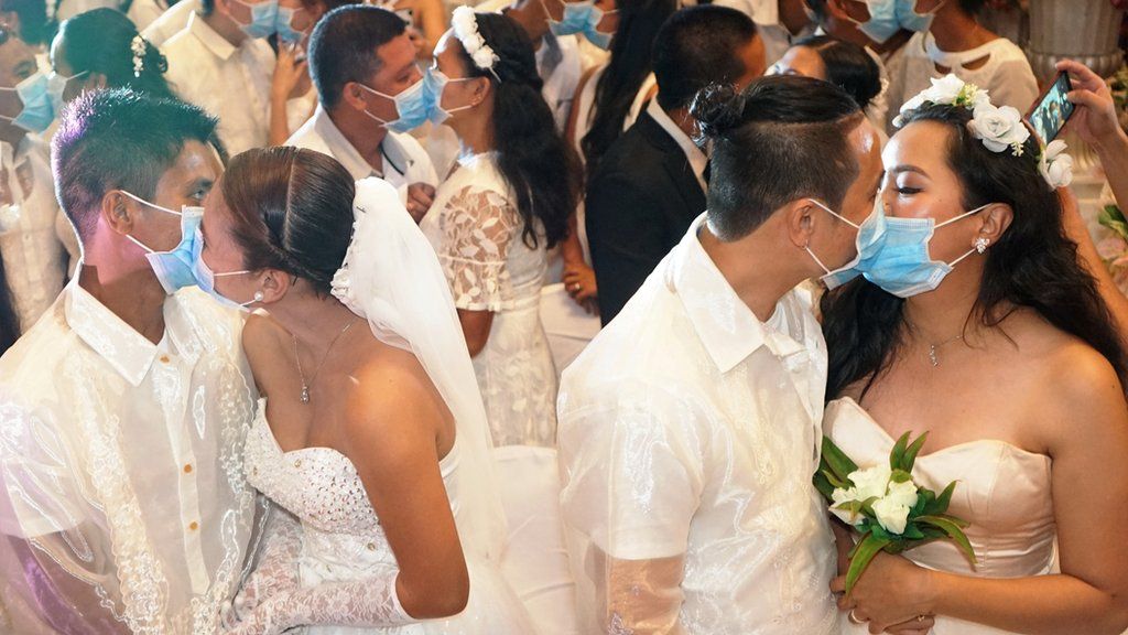 マスク越しにキス、新型ウイルス対策で　フィリピンの集団結婚式