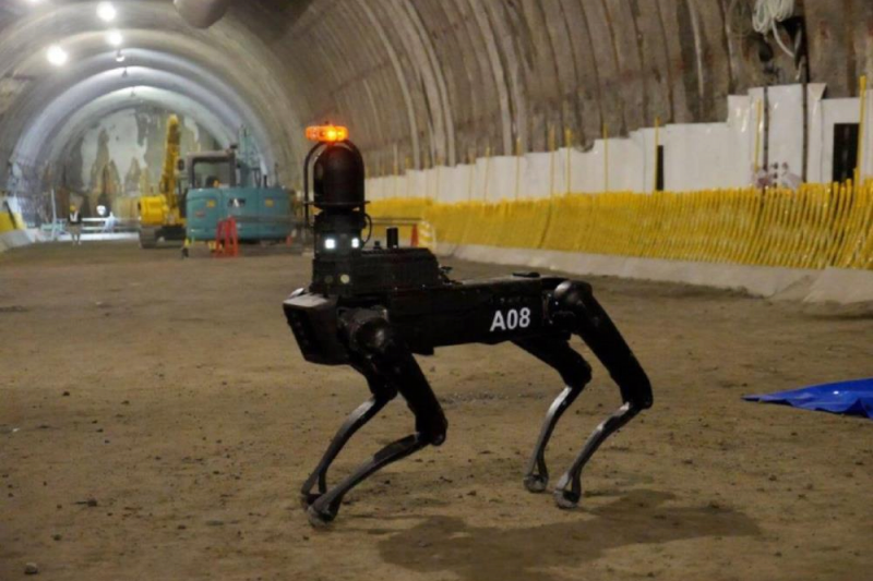 犬のようなロボットが土木現場をトコトコ巡視