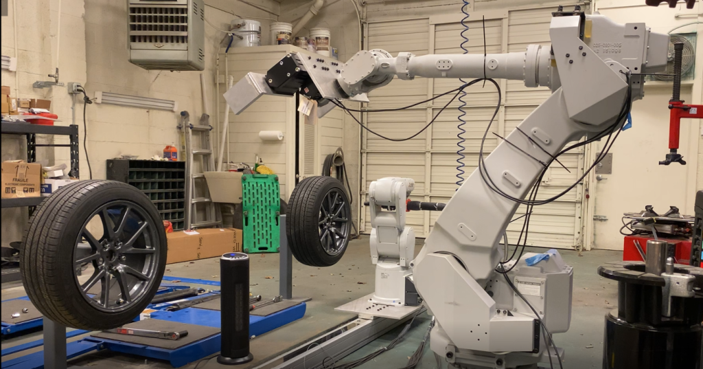 三菱電機が提携するRoboTireのロボットは10分で4本ものタイヤを交換する